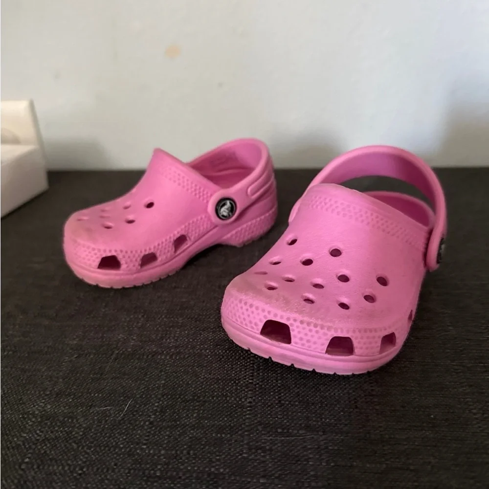 Crocs pink toddler size 2-3
